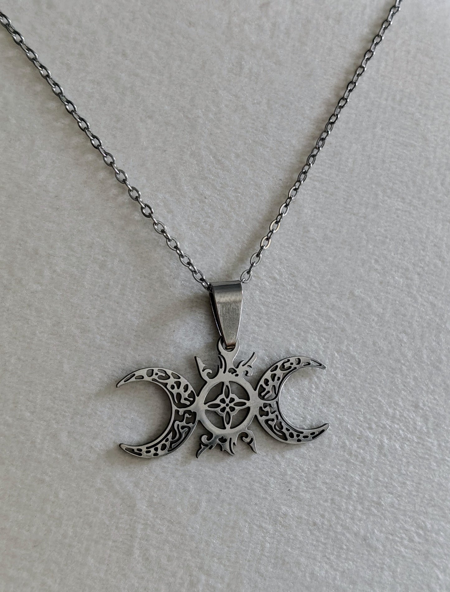 Pendentif triple lune et nœud de sorcière en acier inoxydable