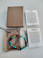 Bracelet en pierre turquoise avec 7 pierres de chakra (comprend une boîte, un sac en velours et des cartes explicatives)