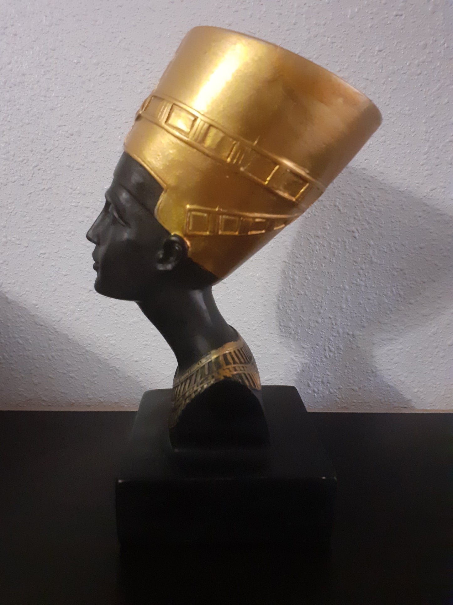 Figurine en résine Néfertiti noire/dorée