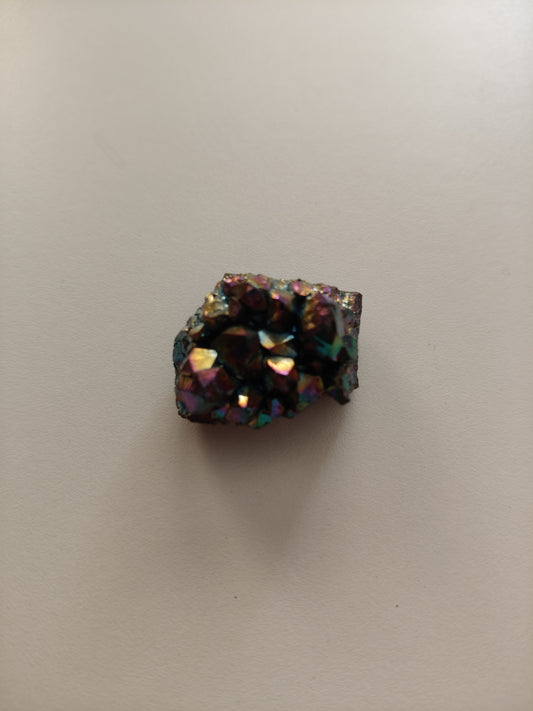 Aura d'améthyste druse. Poids : environ 21 g. Dimensions : environ 3'5x2'5 cm.