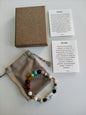 Bracelet Howlite avec 7 pierres de chakra (comprend une boîte, un sac en velours et des cartes explicatives)