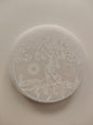Socle en sélénite avec arbre, soleil et lune gravés. Poids : environ 148 g. Dimensions : largeur : 8 cm, hauteur : 1 cm.