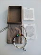Bracelet en howlite avec breloque et pierres des 7 chakras (comprend boîte, sac en velours et cartes explicatives)