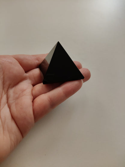 Pirámide de Onix 53'20gr aprox. y 4x4cm aprox.