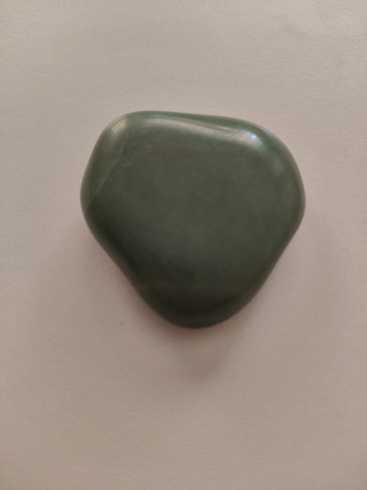 Grande pierre roulée d'aventurine verte 44,80g et 4x4cm environ.