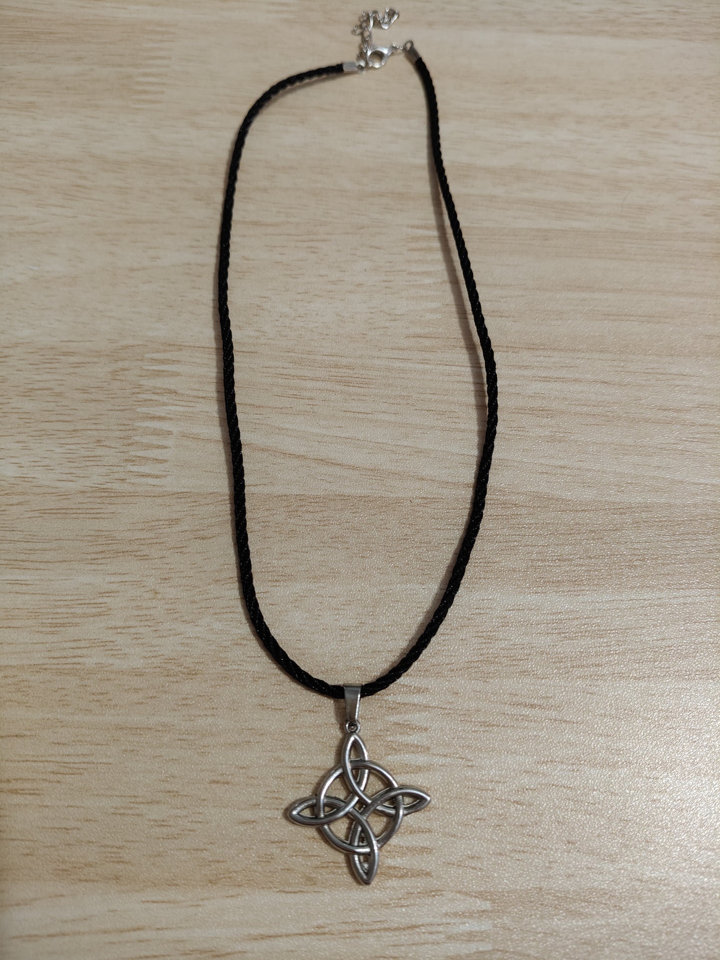 Pendentif nœud de sorcière
