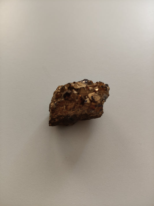 Aura d'améthyste druse. Poids : 23,75 g environ. Dimensions : 3,5 x 2 cm environ.